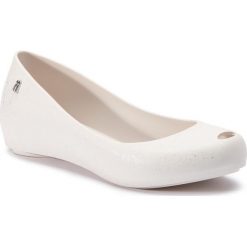 Baleriny MELISSA - Ultragirl Splash Ad 32534 White/Silver 50554. Białe baleriny damskie Melissa, bez wzorów, z materiału, bez obcasa. W wyprzedaży za 179.00 zł.