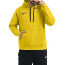 Męska Bluza Z Kapturem Team Club 20. Żółte bluzy sportowe męskie Nike, bez wzorów, z bawełny, klasyczne, bez kołnierzyka, bez ramiączek. Za 229.99 zł.