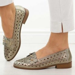 Złote ażurowe półbuty damskie M.Daszyński 25113-7. Żółte półbuty damskie M.Daszyński, z aplikacjami, ze skóry, casualowe, bez obcasa, na płaskiej podeszwie. Za 219.00 zł.