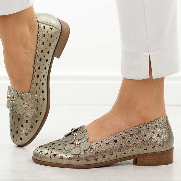 Złote ażurowe półbuty damskie M.Daszyński 25113-7. Żółte półbuty damskie M.Daszyński, z aplikacjami, ze skóry, casualowe, bez obcasa, na płaskiej podeszwie. Za 219.00 zł.