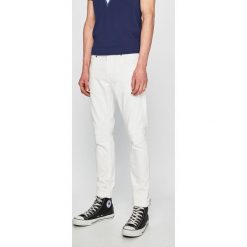 Guess Jeans - Jeansy Miami. Białe jeansy męskie Guess Jeans. W wyprzedaży za 219.90 zł.