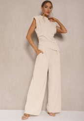 Jasnobeżowy Komplet Bluzka z Poduszkami w Ramionach i Proste Spodnie z Gumką w Pasie Divanes. Brązowe spodnie materiałowe damskie Renee, bez wzorów, eleganckie. Za 139.99 zł.