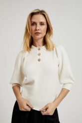 Sweter z krótkimi rękawami i ozdobnymi guzikami ecru. Swetry klasyczne damskie MOODO, m, z poliamidu, bez kołnierzyka. W wyprzedaży za 59.98 zł.