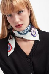 Apaszka damska KENZO. Apaszki damskie Kenzo, bez wzorów. W wyprzedaży za 587.30 zł.