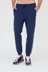GUESS Granatowe spodnie. Niebieskie spodnie dresowe męskie Guess, z aplikacjami, z dresówki. W wyprzedaży za 189.99 zł.
