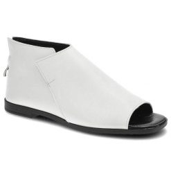 Sandaly damskie Lemar, ze skóry naturalnej licowej z odkrytym przodem wsuwaną konstrukcją z bocznym wycięciem zabudowaną piętą i niską jednolitą pode. Białe sandały damskie Lemar, bez wzorów, ze skóry, bez obcasa. Za 210.00 zł.