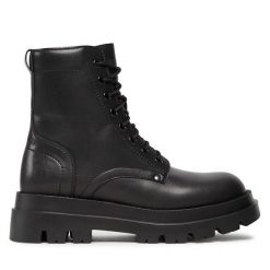 Botki Altercore. Czarne botki damskie Altercore, bez obcasa, na płaskiej podeszwie, bez zapięcia. Za 489.99 zł.