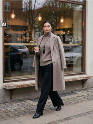 Prążkowany sweter z golfem - brązowy. Brązowe golfy damskie Sinsay, l, bez wzorów, prążkowane, bez ramiączek. Za 39.99 zł.