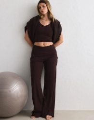 Damskie spodnie wydłużone luźne z wysokim stanem Sense czekoladowe. Brązowe spodnie sportowe damskie Aim'n, l, z elastanu, na fitness i siłownię. Za 344.00 zł.