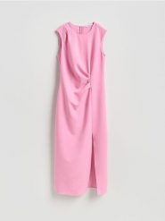 Sukienka z marszczeniem - pastelowy róż. Czerwone sukienki damskie Reserved, l, bez wzorów, z tkaniny, bez kołnierzyka, bez ramiączek, dopasowane. Za 149.99 zł.