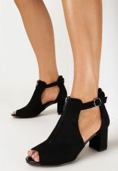 Czarne Sandały Peep Toe na Słupku z Perforacją i Wycięciami Daisee. Czarne sandały damskie Born2be, bez wzorów, bez obcasa, na obcasie. Za 109.99 zł.