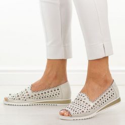 Białe skórzane półbuty damskie M.Daszyński Ol27-2. Białe półbuty damskie M.Daszyński, w ażurowe wzory, ze skóry, casualowe, z otwartym noskiem, bez obcasa, na płaskiej podeszwie. W wyprzedaży za 197.10 zł.