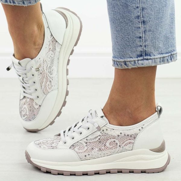 Białe przewiewne skórzane półbuty damskie Vinceza 66783. Białe półbuty damskie VINCEZA, bez wzorów, z jeansu, eleganckie, bez obcasa, na płaskiej podeszwie. Za 219.00 zł.