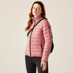 Marizion Damska kurtka turystyczna z przegrodami. Czerwone kurtki damskie Regatta, bez wzorów, bez kaptura. W wyprzedaży za 129.99 zł.