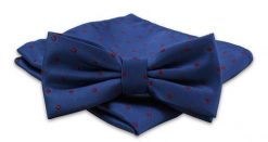 Ciemna Niebieska Mucha Męska -ALTIES- z Taką Samą Poszetką, w Bordowe Kropki, Grochy. Czerwone krawaty i muchy męskie Alties, bez wzorów, eleganckie. Za 54.00 zł.