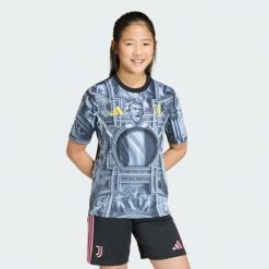 Koszulka Juventus 25/26 Pre-Match Jersey Youth. Czarne t-shirty sportowe męskie Adidas, z jersey, bez ramiączek, do piłki nożnej. Za 259.00 zł.