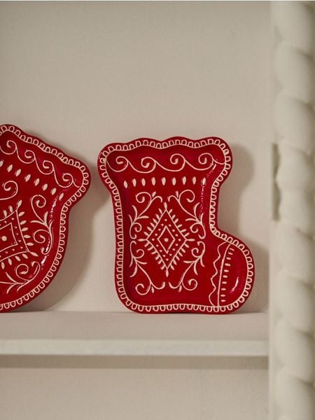 Świąteczny półmisek w kształcie skarpety z dekoracyjnym wzorem - czerwony. Czerwone skarpetki damskie Sinsay, bez wzorów. Za 19.99 zł.