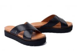 PIAZZA 900181-01 schwarz, klapki damskie. Czarne klapki damskie Piazza, bez wzorów, ze skóry, bez obcasa. Za 254.92 zł.