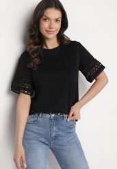 Czarny T-shirt z Bawełny Ozdobiony Ażurowym Wzorem Valreia. Czarne t-shirty damskie Born2be, m, z aplikacjami, z bawełny, bez kołnierzyka. Za 59.99 zł.