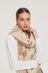 Szalik beżowy. Brązowe szaliki i kominy damskie MOODO, bez wzorów, z poliesteru. Za 69.99 zł.