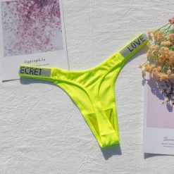 Stringi z szeroką gumką i nowoczesnym designem Dior. Czarne stringi damskie Intica, m, bez wzorów, z materiału. W wyprzedaży za 79.00 zł.