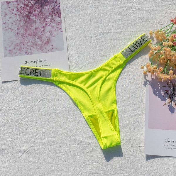 Stringi z szeroką gumką i nowoczesnym designem Dior. Czarne stringi damskie Intica, m, bez wzorów, z materiału. W wyprzedaży za 79.00 zł.