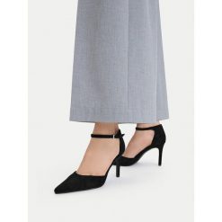 Szpilki DeeZee. Czarne szpilki DeeZee, bez wzorów, bez obcasa. Za 129.99 zł.
