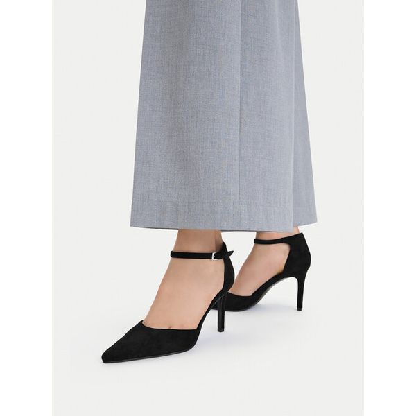 Szpilki DeeZee. Czarne szpilki DeeZee, bez wzorów, bez obcasa. Za 129.99 zł.