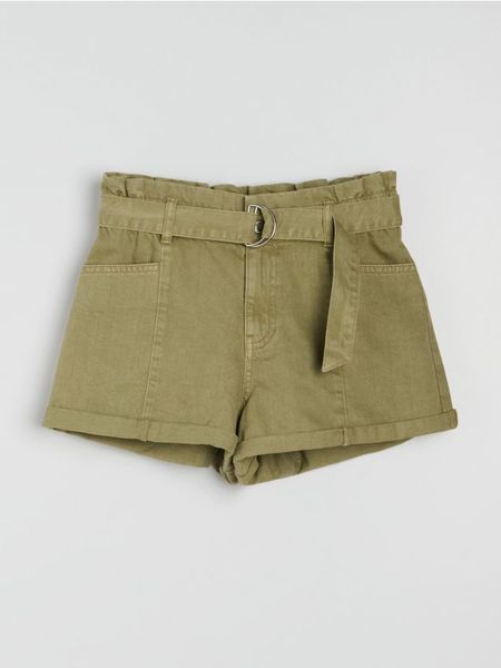 Szorty jeansowe paperbag z paskiem - zielony. Zielone szorty damskie Sinsay, bez wzorów, z jeansu. Za 49.99 zł.