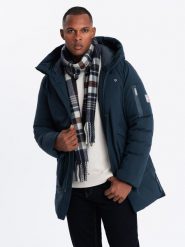 Długa sezonowa kurtka męska w stylu outdoorowym – granatowa V2 OM-JALJ-0202 - XXL. Niebieskie kurtki męskie Ombre Clothing, l, z aplikacjami, z gumy, z kapturem. W wyprzedaży za 299.99 zł.