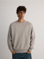 Bawełniana bluza z efektem sprania - jasnoszary. Szare bluzy bez kaptura męskie Reserved, l, z bawełny. W wyprzedaży za 49.99 zł.