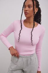 Dopasowany top z długim rękawem z prążkowanej dzianiny w kolorze CANDY PINK - MOODY-L. Różowe topy damskie Marsala, l, bez wzorów, z bawełny, bez kołnierzyka. Za 129.90 zł.