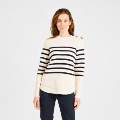 Sweter marynarski damski Tribord 100. Białe swetry klasyczne damskie TRIBORD, l, z bawełny, bez kołnierzyka. W wyprzedaży za 99.99 zł.