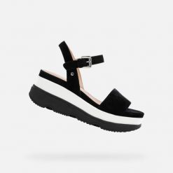 Sandały damskie Geox Gardenia. Czarne sandały damskie Geox, bez wzorów, bez obcasa. Za 453.00 zł.