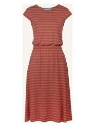 Finside Sukienka "Mekko" w kolorze czerwonym rozmiar: 34. Czerwone sukienki damskie finside, na imprezę, bez wzorów, z puchu, bez kołnierzyka, bez ramiączek, rozkloszowane. Za 195.06 zł.