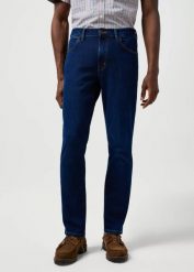 MESKIE SPODNIE WRANGLER LARSTON COSMIC BLUE 112362544. Niebieskie spodnie materiałowe męskie Wrangler, bez wzorów, z jeansu. Za 219.99 zł.