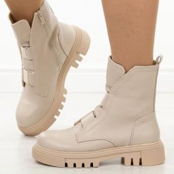 Beżowe botki damskie na traperze Jezzi 2150-19. Brązowe botki damskie Jezzi, na jesień, ze skóry, eleganckie, bez obcasa, bez zapięcia. W wyprzedaży za 158.01 zł.