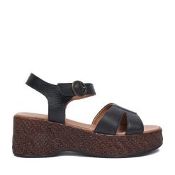 Sandały Lasocki. Czarne sandały damskie Lasocki, bez wzorów, bez obcasa, na koturnie. Za 179.99 zł.