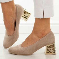 Beżowe zamsz Polskie czółenka damskie Suzana 594. Brązowe czółenka damskie Suzana, bez wzorów, z zamszu, z okrągłym noskiem, bez obcasa, na obcasie. Za 249.00 zł.