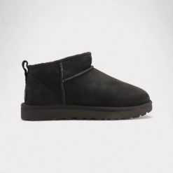 UGG Classic Ultra Mini Boot Black. Czarne kalosze damskie Ugg, bez wzorów. Za 843.21 zł.