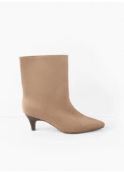 Botki na małym obcasie. Brązowe botki damskie bonprix, bez obcasa, bez zapięcia. Za 149.99 zł.