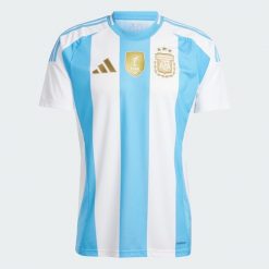 Koszulka Argentina 24 Home. Białe t-shirty sportowe męskie Adidas, m, z materiału, bez ramiączek, do piłki nożnej. Za 359.20 zł.