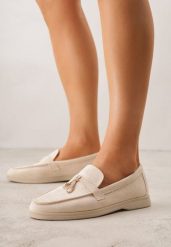 Beżowe Mokasyny z Imitacji Zamszu z Ozdobnym Przeszyciem i Zawieszką Veleyra. Brązowe mokasyny damskie Born2be, z jeansu. Za 99.99 zł.