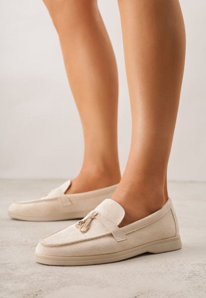 Beżowe Mokasyny z Imitacji Zamszu z Ozdobnym Przeszyciem i Zawieszką Veleyra. Brązowe mokasyny damskie Born2be, z jeansu. Za 99.99 zł.