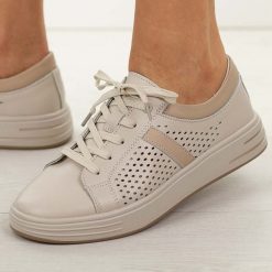 Beżowe skórzane półbuty damskie Jezzi 18-25. Brązowe półbuty damskie Jezzi, w ażurowe wzory, z jeansu, casualowe, bez obcasa, na płaskiej podeszwie. Za 239.00 zł.