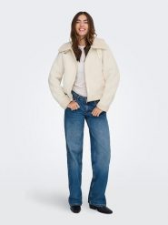 ONLY Kurtka pluszowa "ONLKINGSTON" w kolorze kremowym rozmiar: S. Brązowe kurtki damskie Only, s, bez wzorów, bez kaptura. Za 217.99 zł.