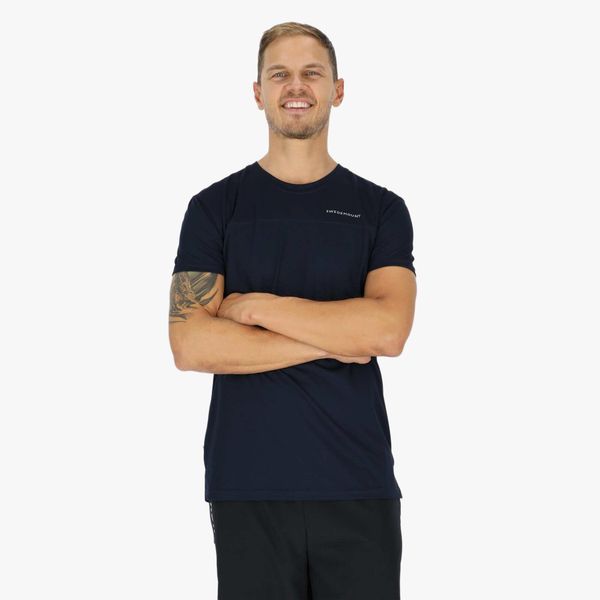 Koszulka treningowa męska Swedemount Fjällbacka Tee 2.0 szybkoschnąca. Niebieskie t-shirty sportowe męskie SWEDEMOUNT, m, z materiału, bez ramiączek, do biegania. Za 63.99 zł.