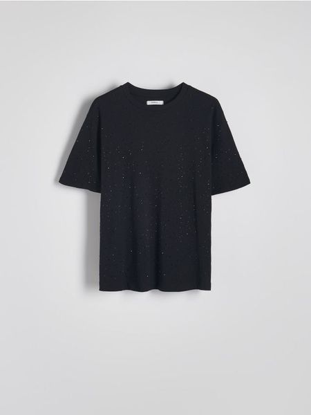 T-shirt z błyszczącymi aplikacjami - czarny. Czarne t-shirty damskie Reserved, l, z aplikacjami, z bawełny, bez kołnierzyka. W wyprzedaży za 69.99 zł.