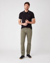WRANGLER TEXAS SLIM MĘSKIE SPODNIE MATERIAŁOWE DUSTY OLIVE W12SWA275 112126533. Zielone spodnie materiałowe męskie Wrangler, bez wzorów, z materiału. Za 219.99 zł.