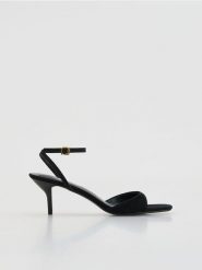 Sandały ze skóry owczej - czarny. Czarne sandały damskie Reserved, bez wzorów, ze skóry, bez obcasa. Za 179.99 zł.